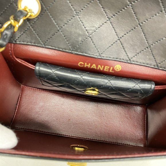 CHANEL Black Lambskin Leather Shoulder Bag - Picture 4 of 13